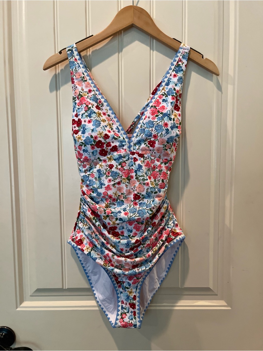 NWT B2PRITY Medium Floral V-Neck One-Piece Swimsuit Simple Modern Side Ruching